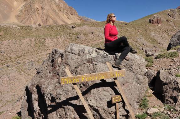 Ponto onde a trilha se bifurca, um lado seguindo para Plaza de Mulas, na rota normal, e o outro seguindo para Plaza Francia, a nossa opção, onde está a parede sul do Aconcágua. (região de Mendoza, no oeste da Argentina)